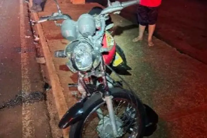 Colisão entre moto e carro deixa dois feridos  na Avenida Egydio Geronymo Munaretto, em Toledo