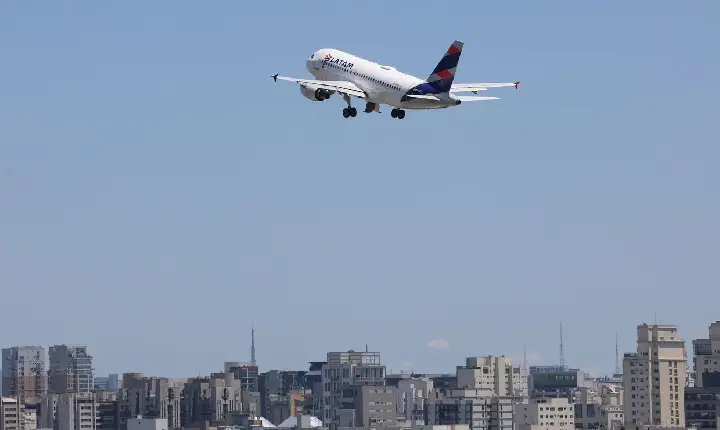 Cade investiga possível alinhamento de preços entre Latam e Gol