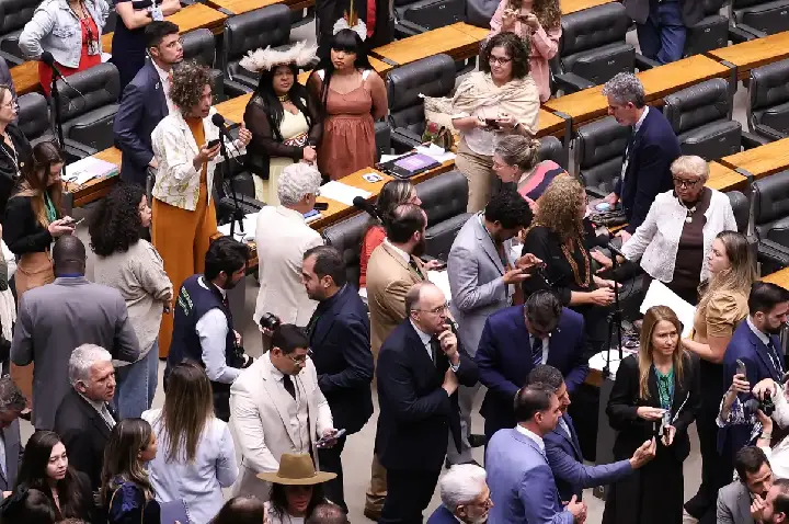 Câmara vota para derrubar veto ao PL da Dosimetria; falta o Senado