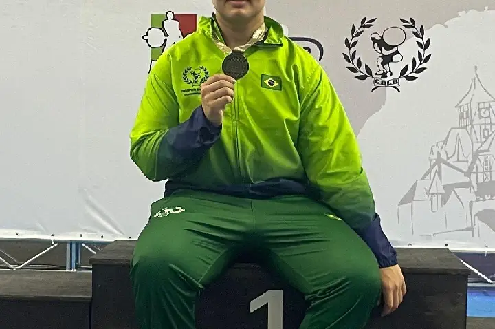 Com apenas 15 anos, Sato mostrou que veio para competir entre gigantes.