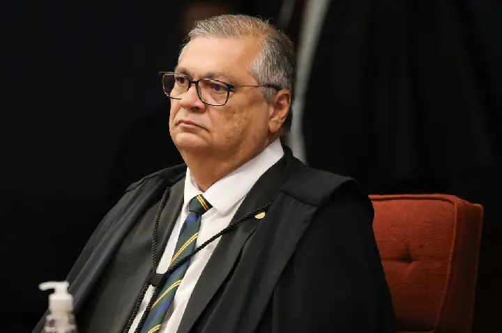 Dino abre apuração sobre emendas para produtora do filme de Bolsonaro