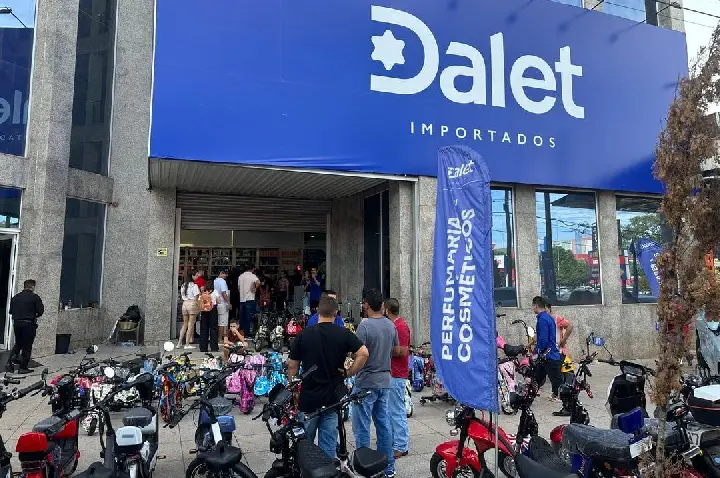 Dólar despenca e brasileiros invadem Salto del Guaíra em busca da melhor cotação!