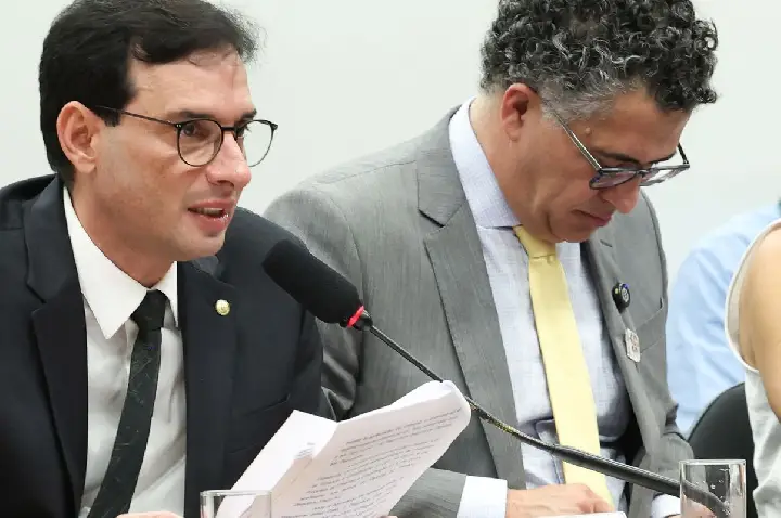 Fim da escala 6x1: relator propõe que um dia de folga seja no domingo