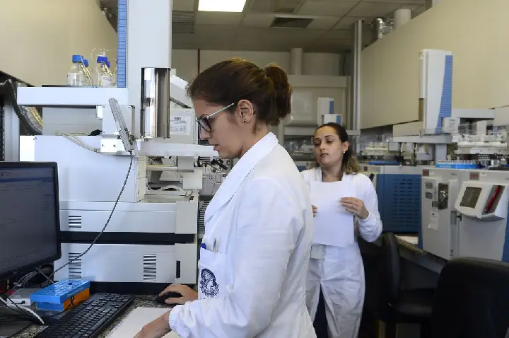 Iniciativas tentam facilitar acesso e permanência de mães na ciência