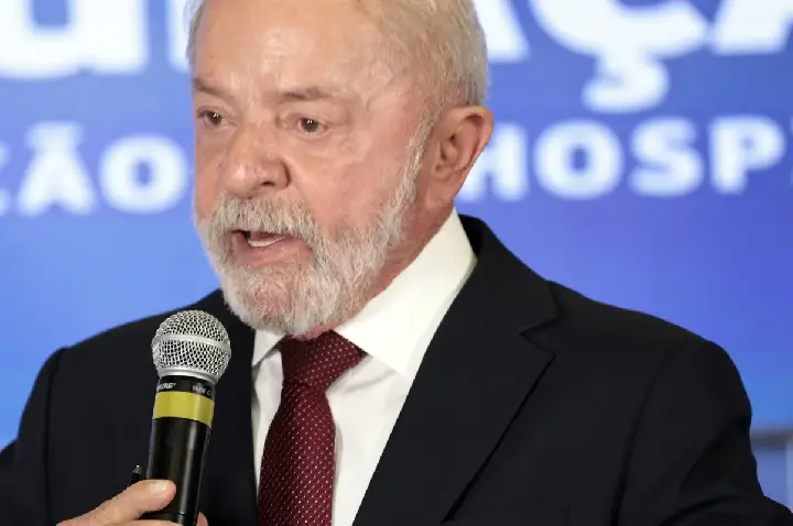 Lula inicia radioterapia após retirada de lesão no couro cabeludo