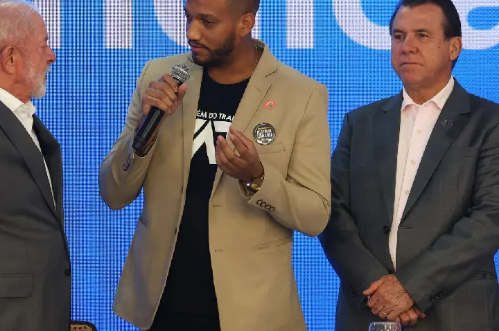 Lula pede mobilização a centrais sindicais para fim da escala 6x1