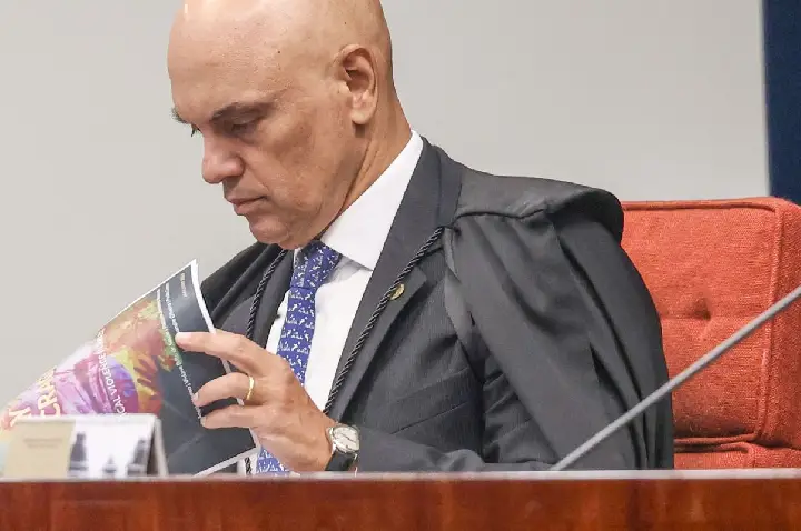 Moraes abre ação contra Flávio Bolsonaro por suposta calúnia a Lula