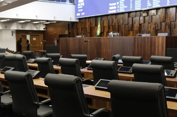 Proposições legislativas sobre IA favorecem controle e vigilância