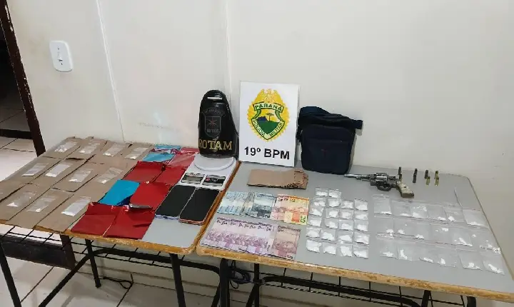 ROTAM estoura ponto de tráfico e apreende drogas, arma e moto usada em entregas no bairro Santa Clara IV em Toledo