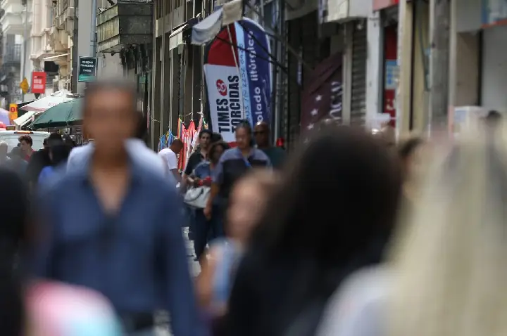 Taxa de desemprego de pretos é 55% maior que a de brancos, revela IBGE