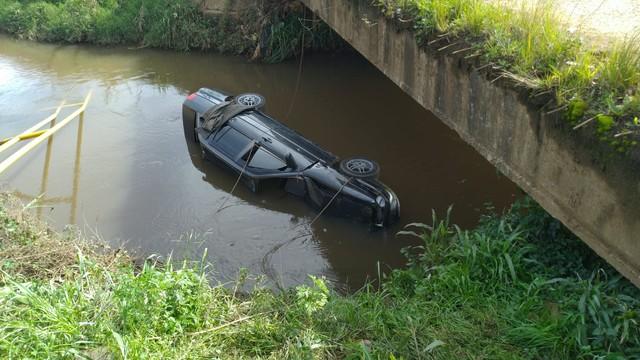 Homem morre após carro cair de ponte sob Rio Cascavelzinho, em Guarapuava