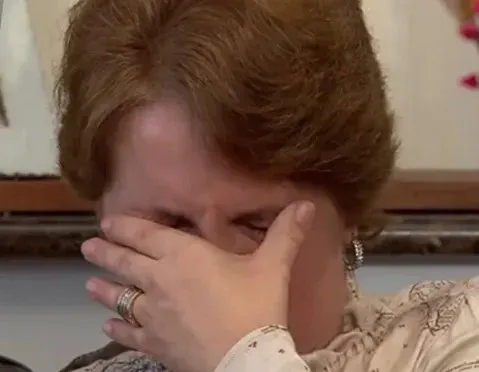 Mãe de Larissa Manoela chora em entrevista ao SBT e diz que filha ‘não aceitou’ revê-la