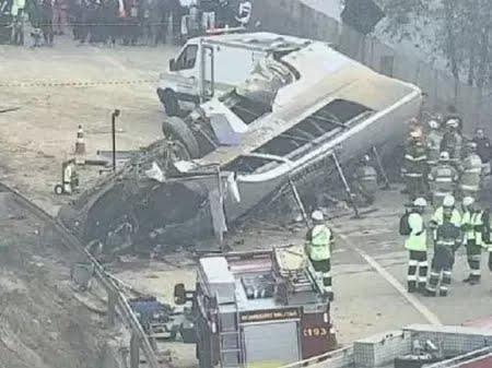 Ônibus com torcedores do Corinthians capota e 7 morrem