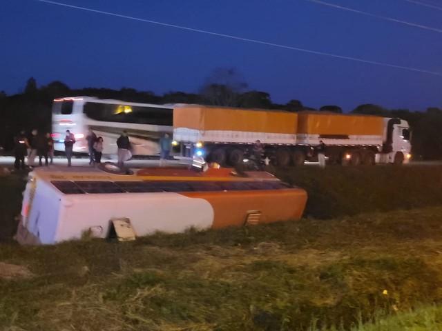 Ônibus escolar com 25 crianças se envolve em acidente com caminhão na BR-277, em São José dos Pinhais