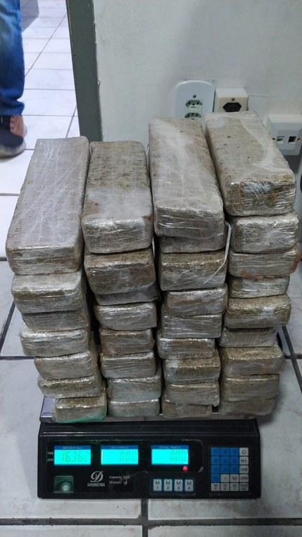 PRF apreende 16 quilos de maconha na BR-101 em Barra Velha