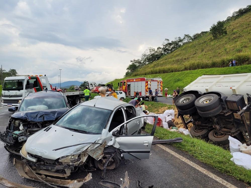 Acidente na BR-277 atinge oito veículos e deixa sete pessoas feridas em Morretes