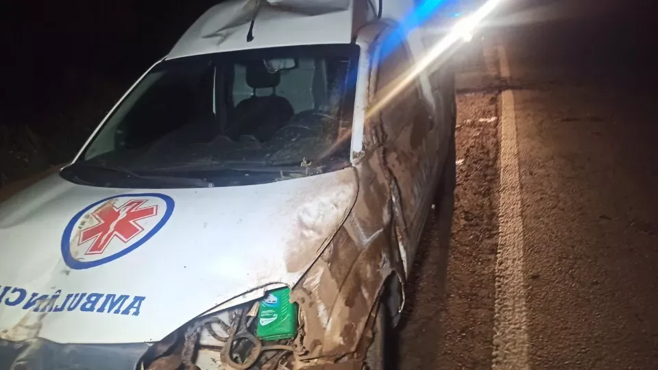 Ambulância de Ponta Porã capota na BR-467 em Cascavel