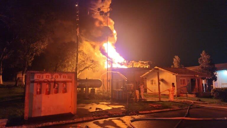 Bombeiros enfrentam incêndio e explosão durante a madrugada na Grande Curitiba