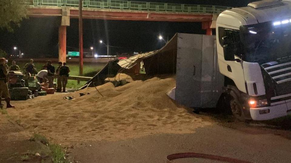 Carreta carregada com 3,2 toneladas de maconha tomba na BR 467, em Cascavel