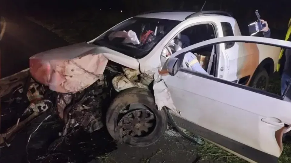 Carro de policial é atingido por pneu de carreta na BR 373 em Ponta Grossa
