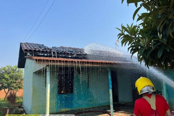 Curto-circuito em ventilador provoca incêndio em residência de Santa Helena
