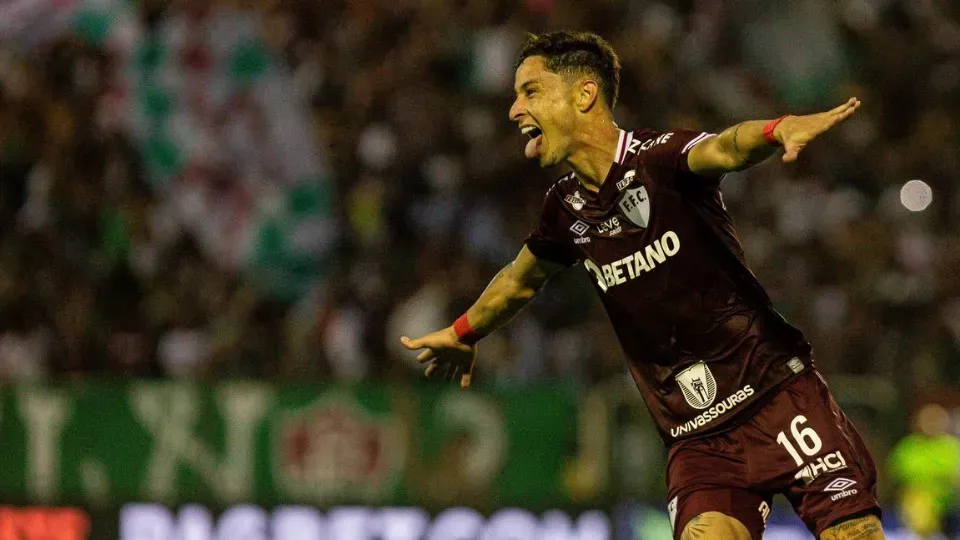 Fluminense arranca vitória contra o Fortaleza e cola no G4 do Brasileirão
