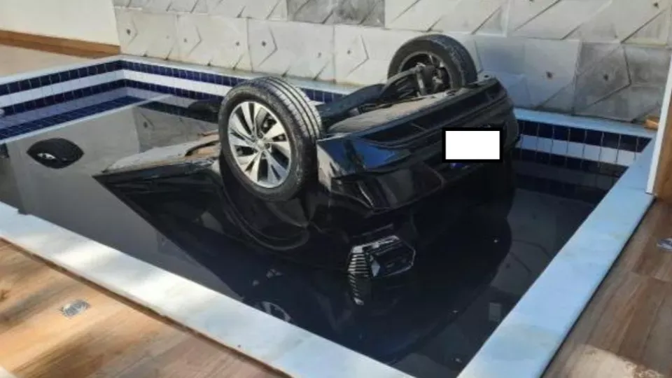 Jovem morre afogada após carro cair em piscina de casa