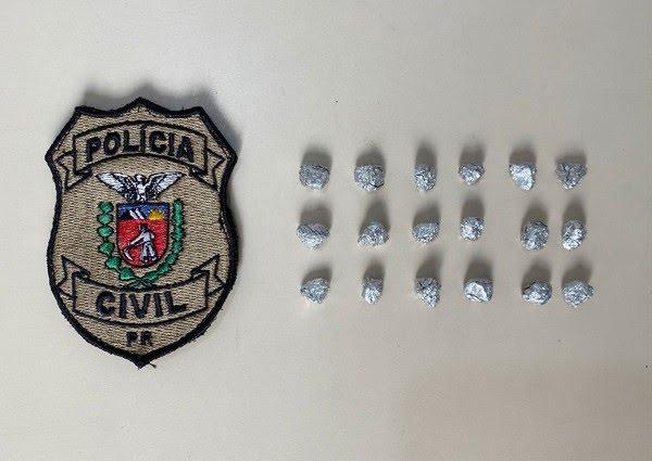 Jovem se entrega à polícia dizendo ser traficante e que 'está cansado de sofrer e de fazer a sua família sofrer', diz PM