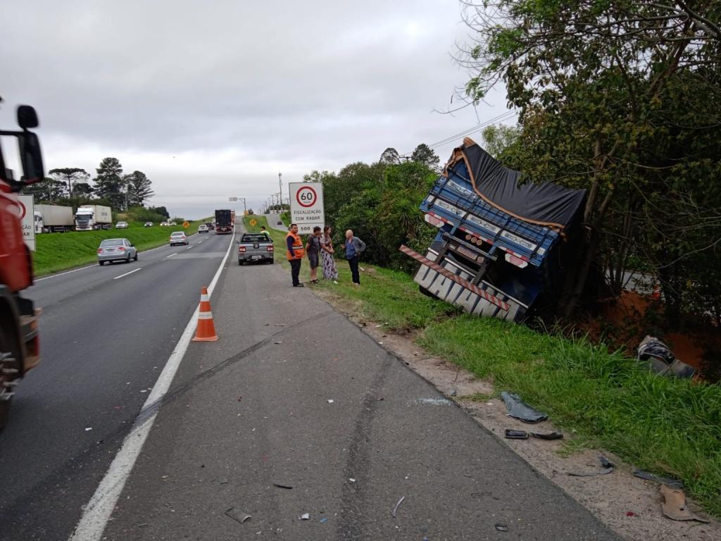 Motorista joga caminhão em barranco para evitar novo engavetamento na BR-277