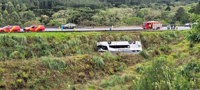 Ônibus com passageiros capota na BR-116; uma mulher morreu
