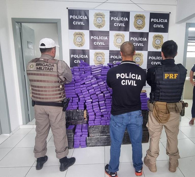 PRF, BM e PC apreendem 1 tonelada de maconha após fuga em alta velocidade no RS
