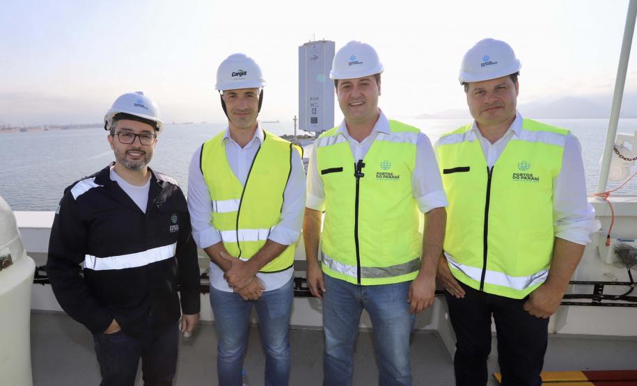 Ratinho Junior conhece o primeiro navio sustentável do mundo, que está no Paraná