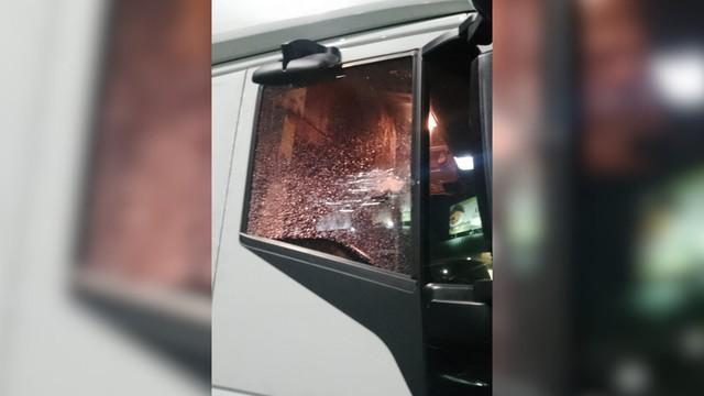 Adolescentes são apreendidos após jogar pedras contra veículos que passavam pela estrada, diz PRF
