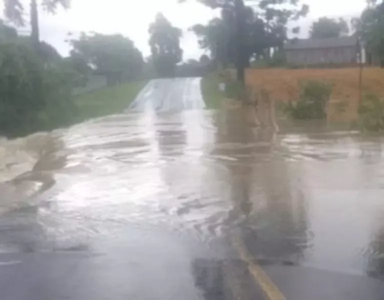 Alagamento e queda de barreira interditam parcialmente 5 rodovias, no Paraná