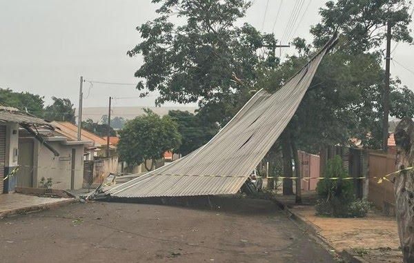 Alerta de tempestade indica 'grande perigo' para o PR; ventos podem ultrapassar 100 km/h em 124 cidades