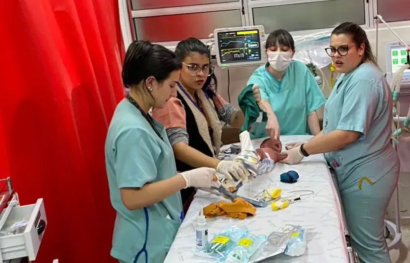 Bebê de sete dias se engasga com leite e é salvo após ser levado a hospital por viatura da PM
