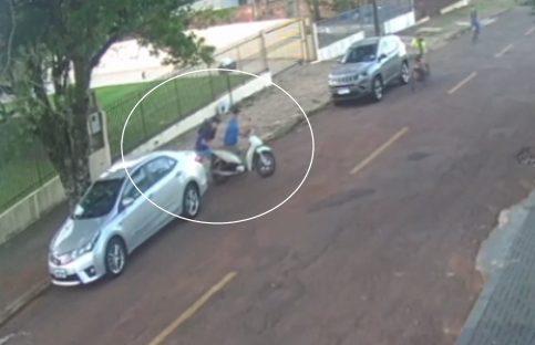 Câmera registra furto de Honda Biz no São Cristóvão