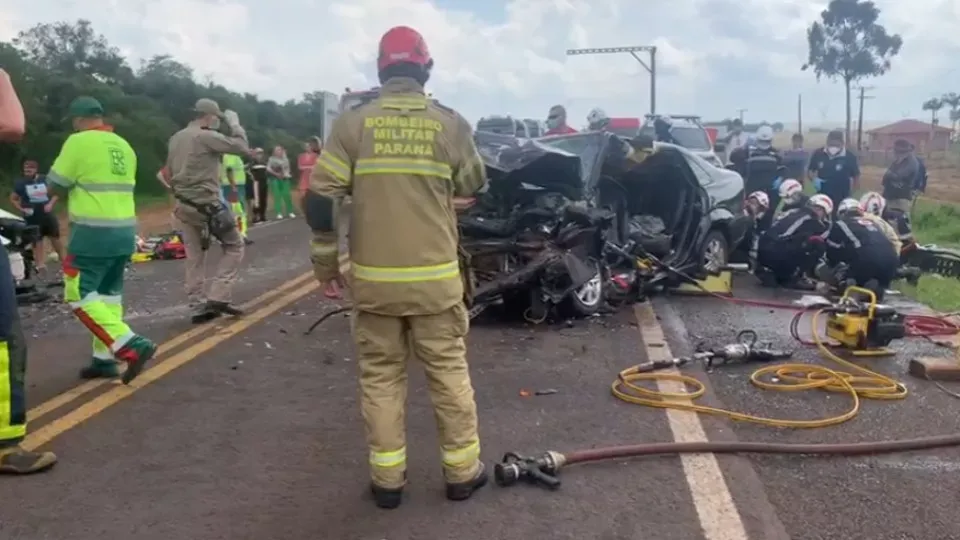 Carros ficam destruídos e ocupantes feridos em forte batida na BR-277