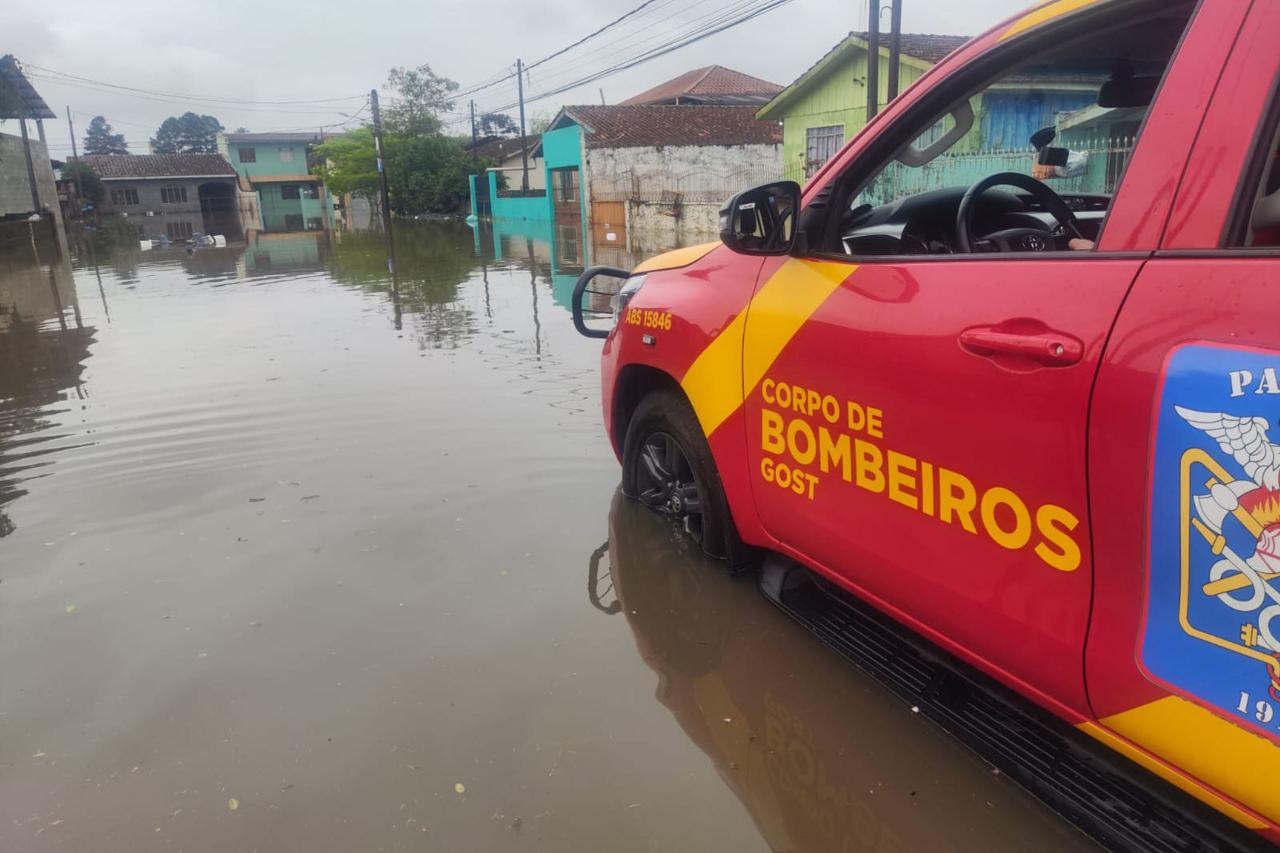 Chuvas: Sanepar e Copel monitoram fornecimento; áreas alagadas dificultam acesso