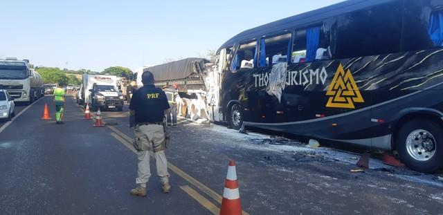 Motorista de 63 anos morre após ônibus de turismo bater na traseira de carreta carregada com tinta no PR