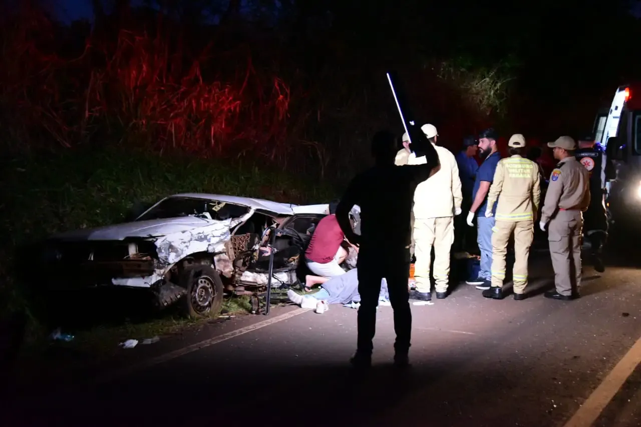Mulher morre no choque entre veículos na PR-489 entre Xambrê e Umuarama