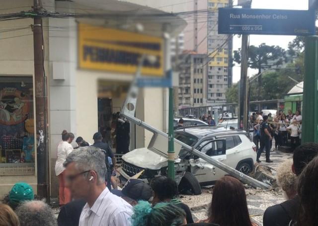 Novas imagens mostram motorista na contramão antes de subir em calçada e atropelar pedestres na praça Tiradentes, em Curitiba