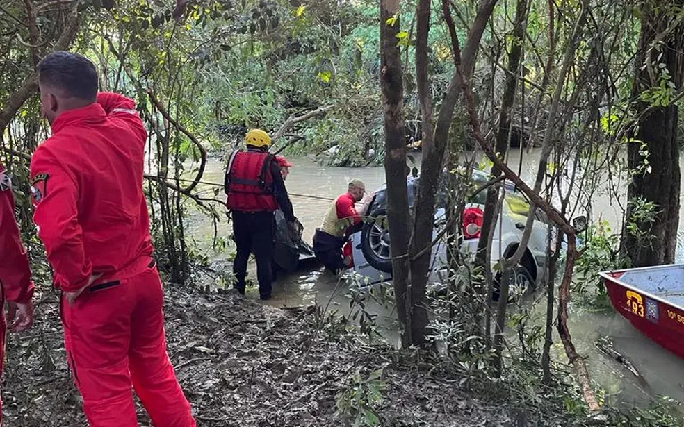 Pai de família que teve carro arrastado para rio em Irati é encontrado vivo, dizem bombeiros