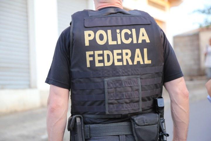 PF e BPFRON apreendem embarcação carregada com produtos contrabandeados