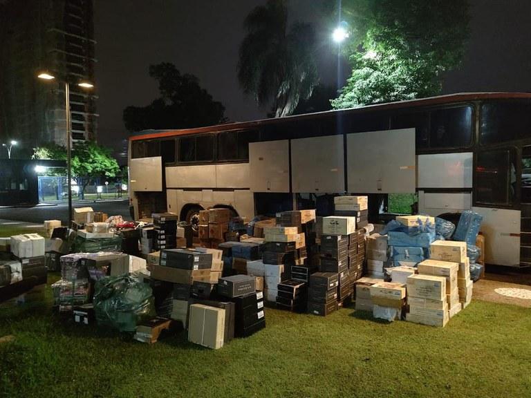 PF e Receita Federal apreendem ônibus com mercadorias contrabandeadas no PR
