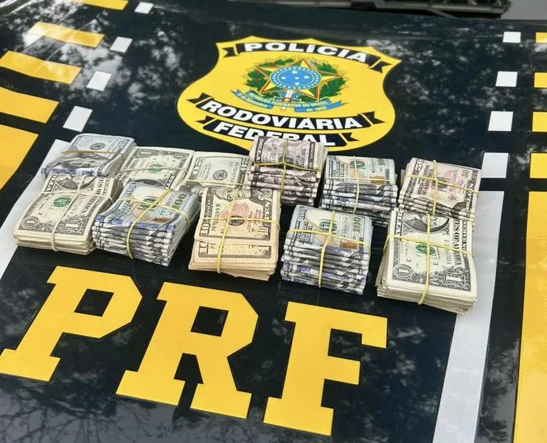 PRF apreende 43 mil dólares sem origem no Paraná; dinheiro pagaria tripulantes de navio