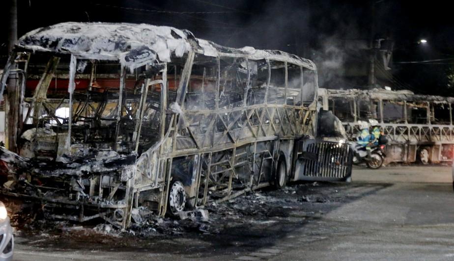 Rio vive um dos maiores ataques criminosos de sua história com sete bairros sitiados e 35 ônibus incendiados