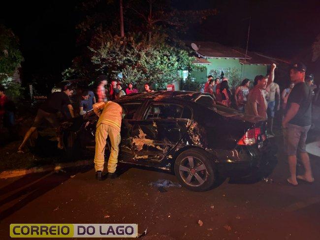 Veículo capota e jovens são ejetadas em grave acidente em distrito de Santa Helena