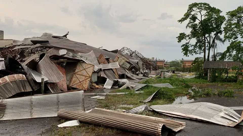 Vendaval teve característica de tornado em Cascavel, diz município