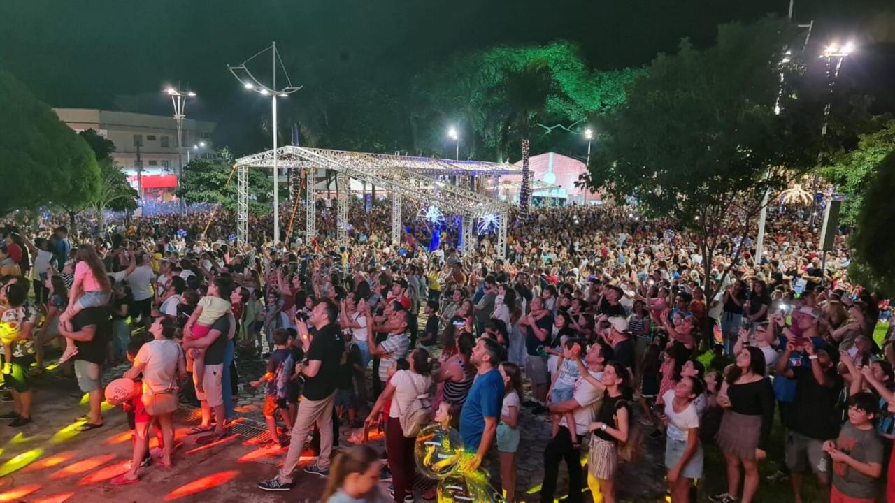 A chegada do Papai Noel marca a abertura do Natal Encantado em Toledo
